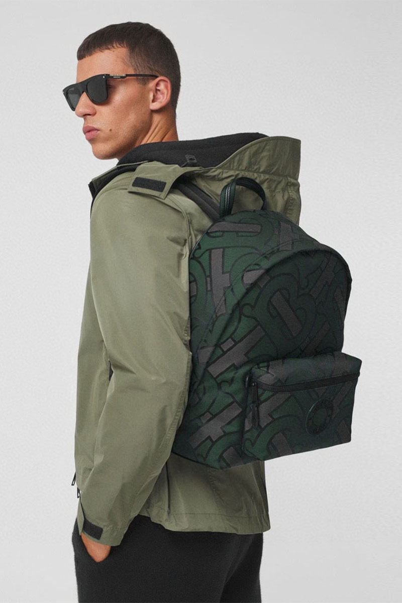 Burberry Рюкзак зелёного цвета TB Monogram Premium 30.5x14.5x42.5 см