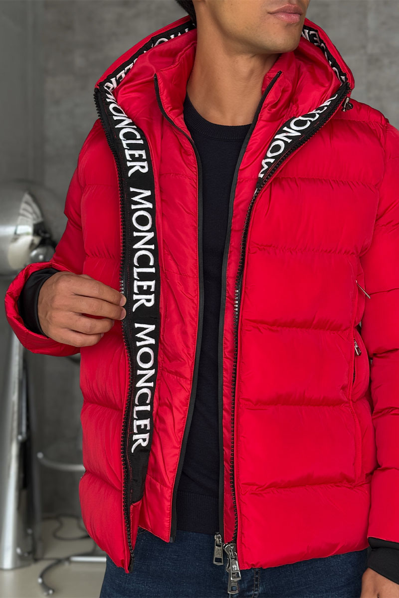Moncler Утеплённая  куртка красного цвета logo-patch