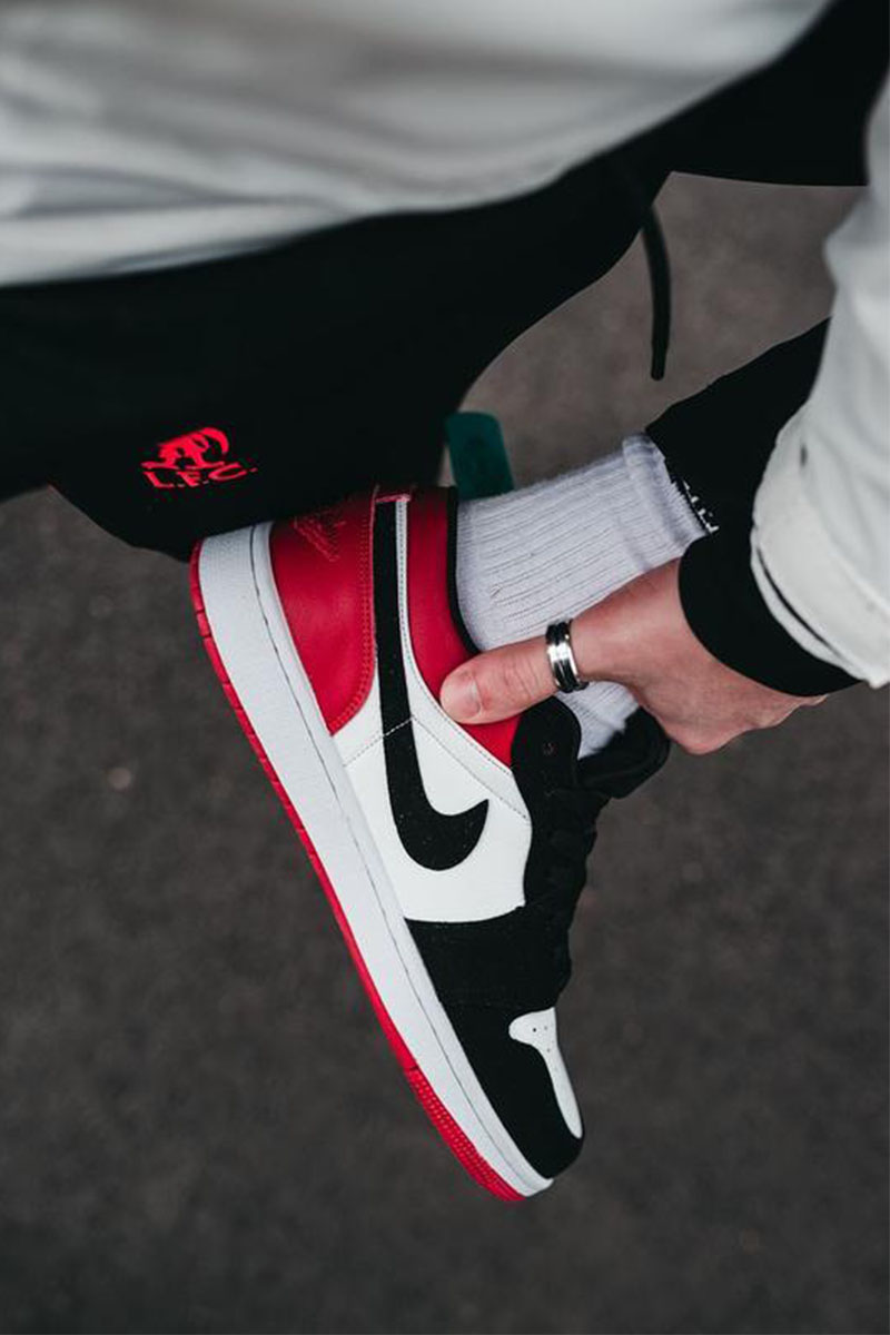 nike aj1 black toe