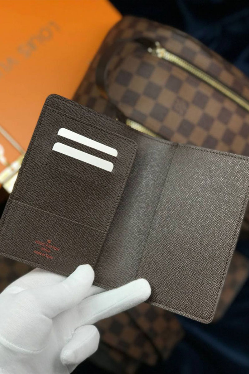 Lоuis Vuittоn Кожаная обложка для паспорта Damier Ebene 10x14 см