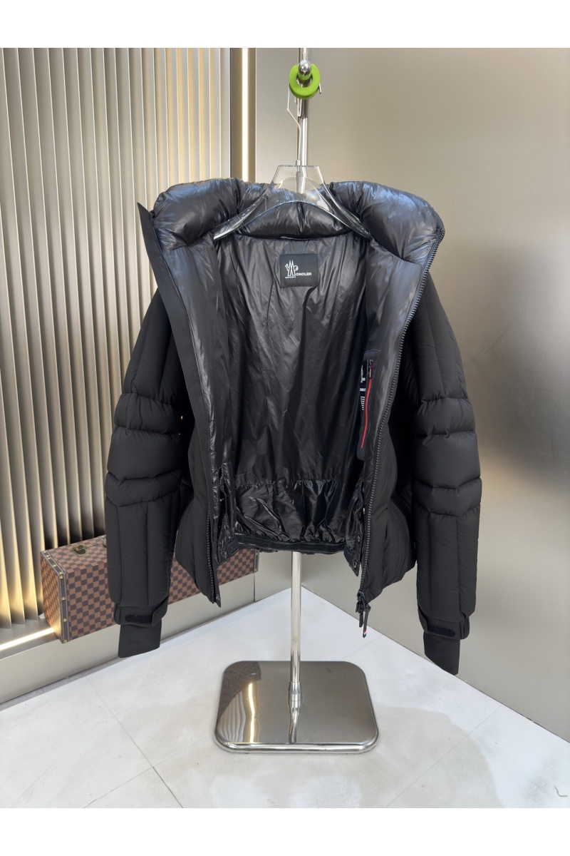 Moncler Мужской пуховик чёрного цвета