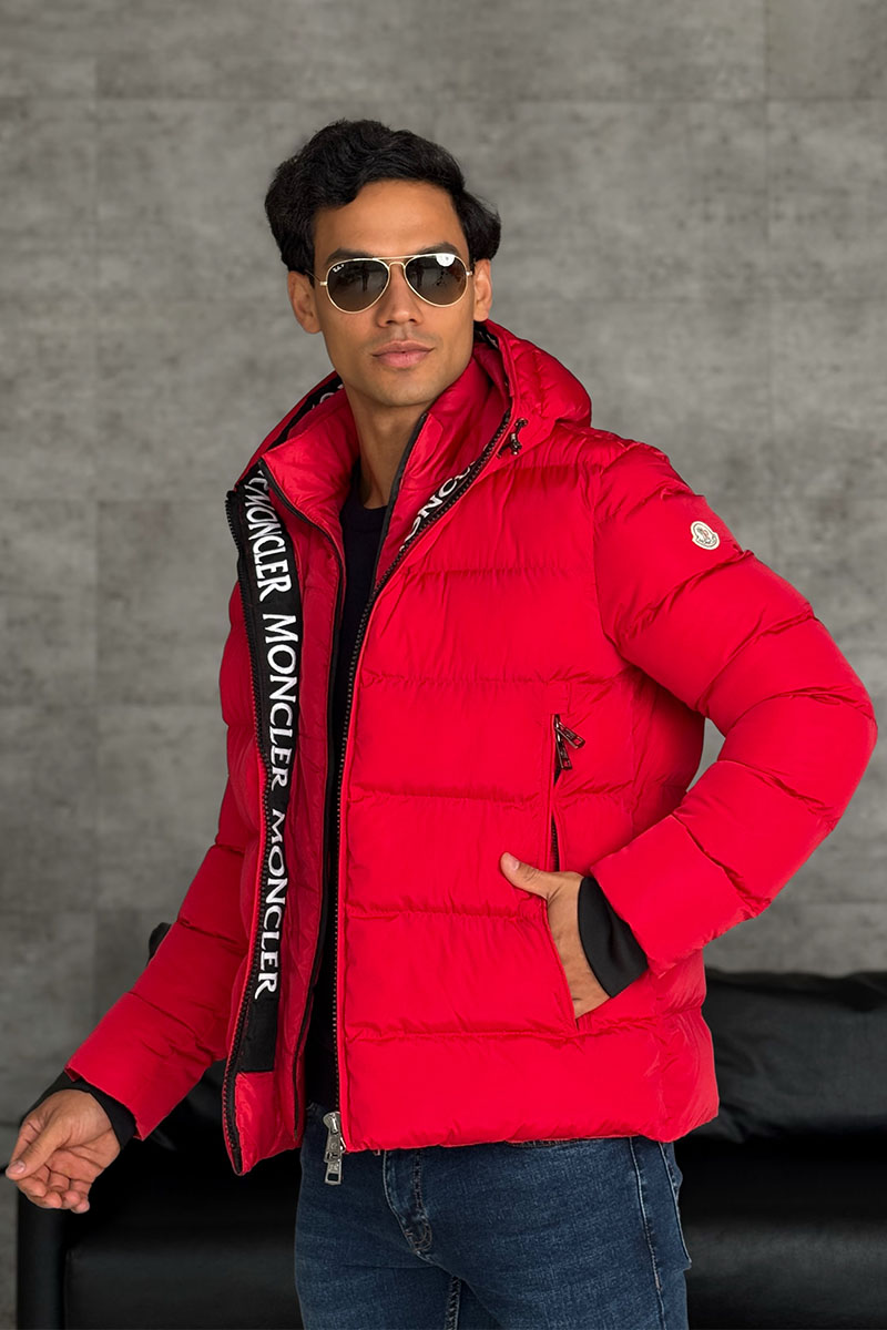 Moncler Утеплённая  куртка красного цвета logo-patch