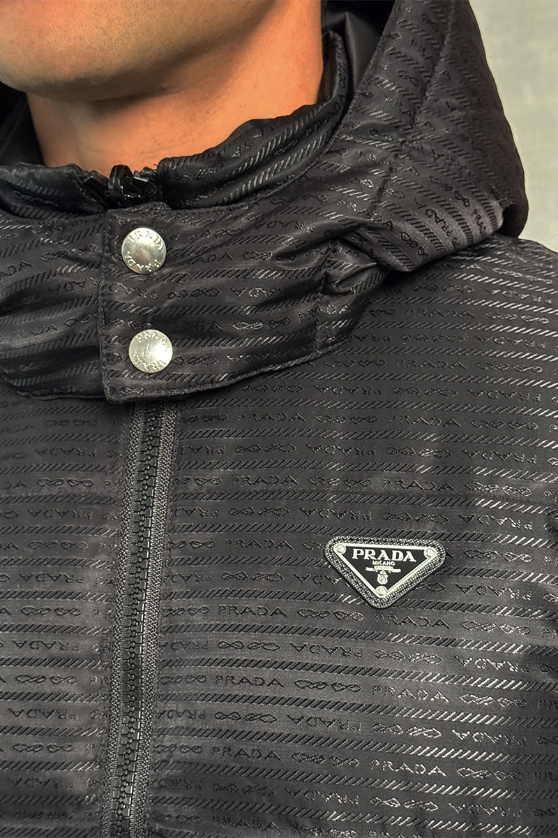 Prada Двусторонний пуховик logo-plaque - Black 
