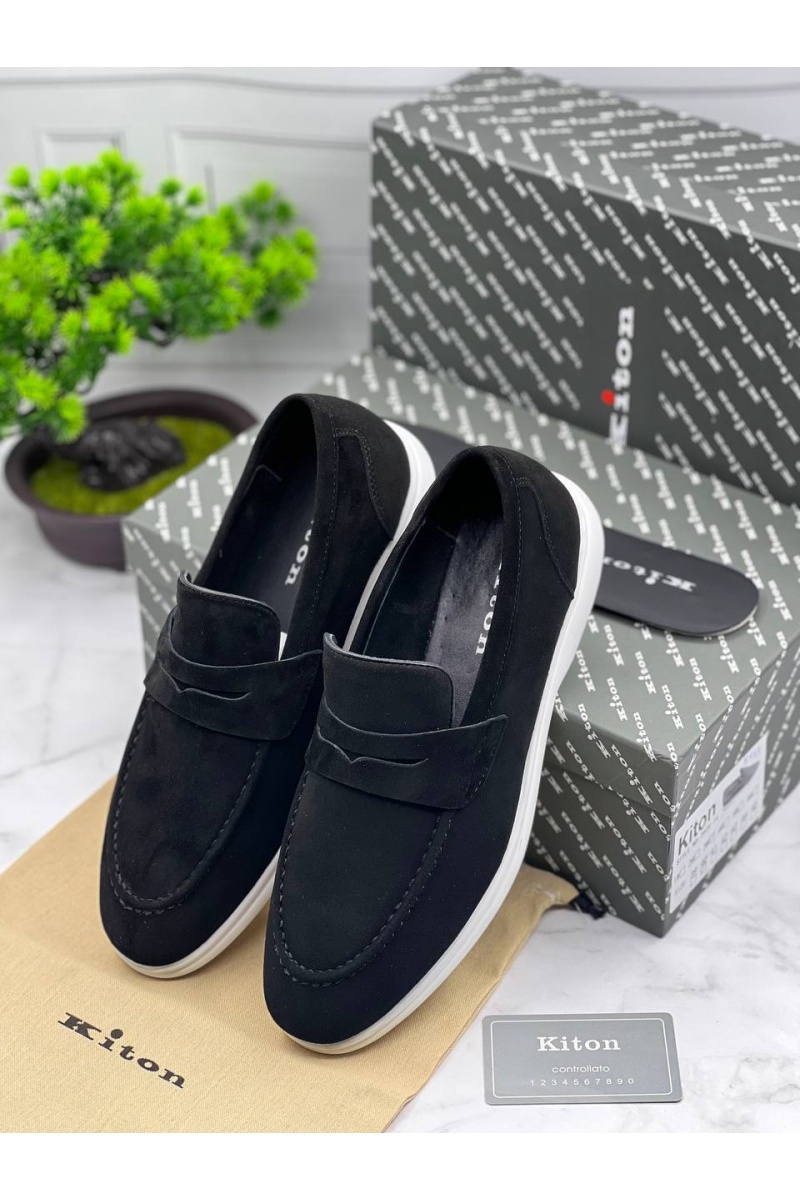 Kiton Замшевые лоферы чёрного цвета