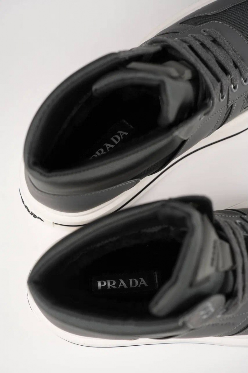 Prada Комбинированные кроссовки с мехом 