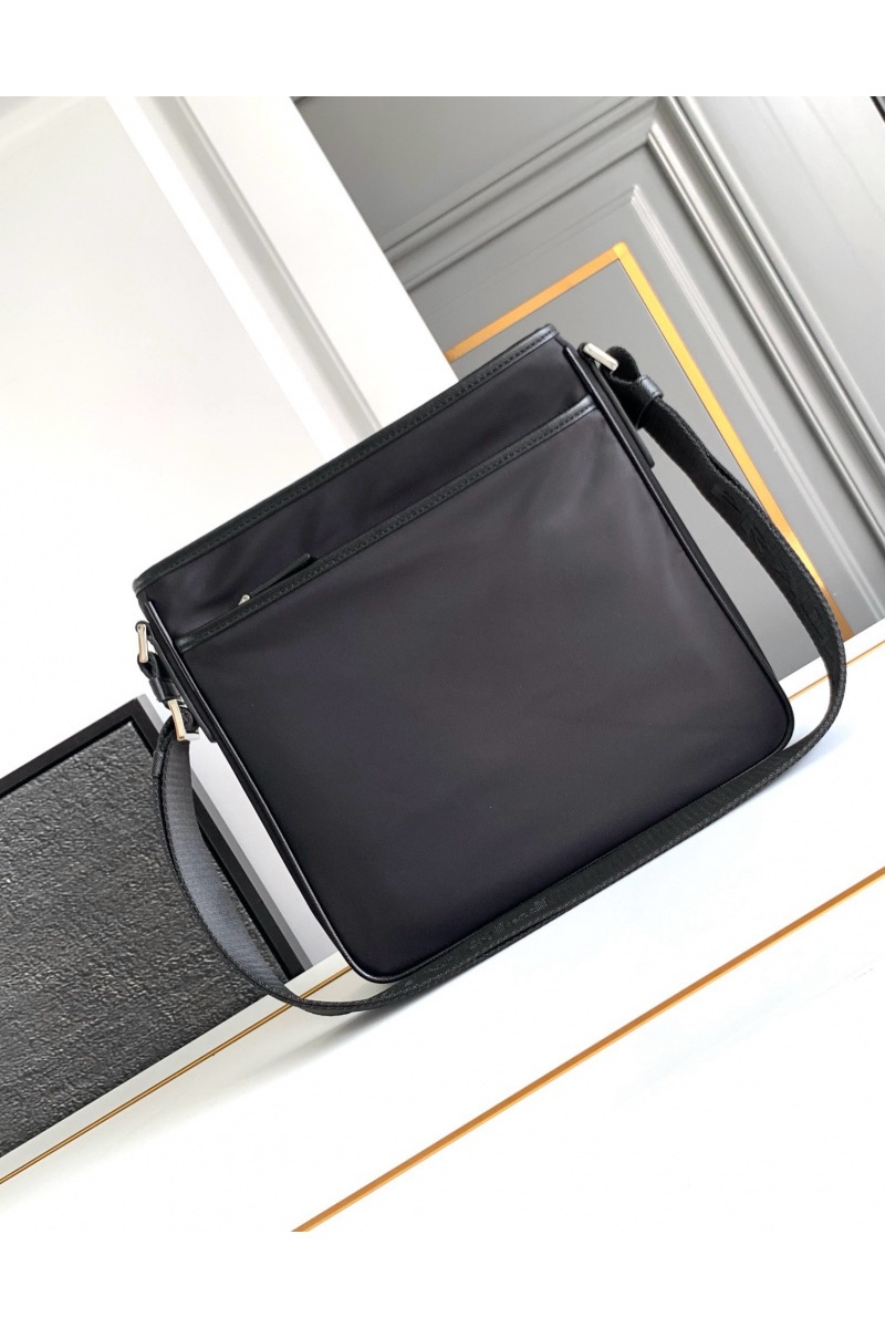 Prada Нейлоновая сумка Premium 27x25.5x6 см