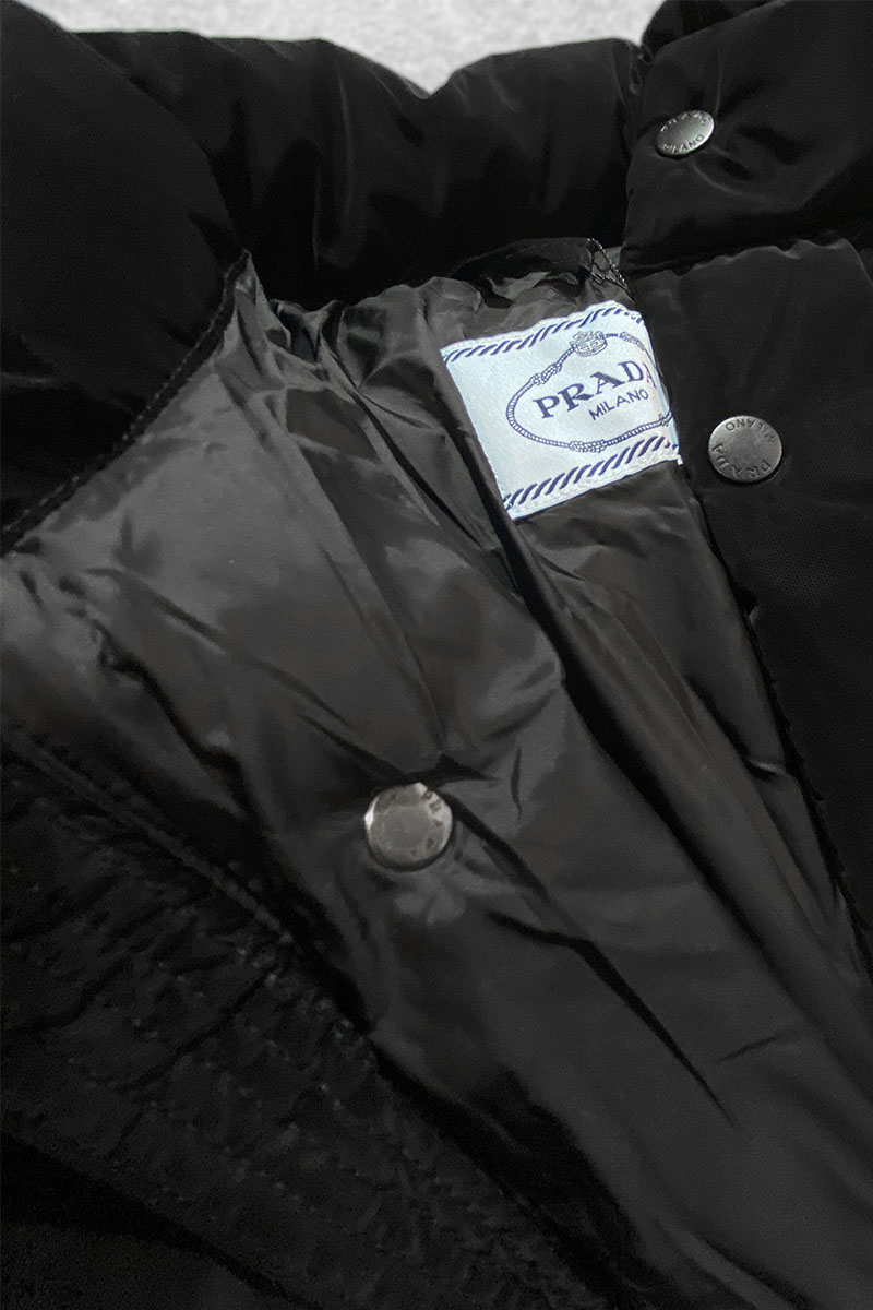 Prada Женская чёрная куртка Milano logo-plaque