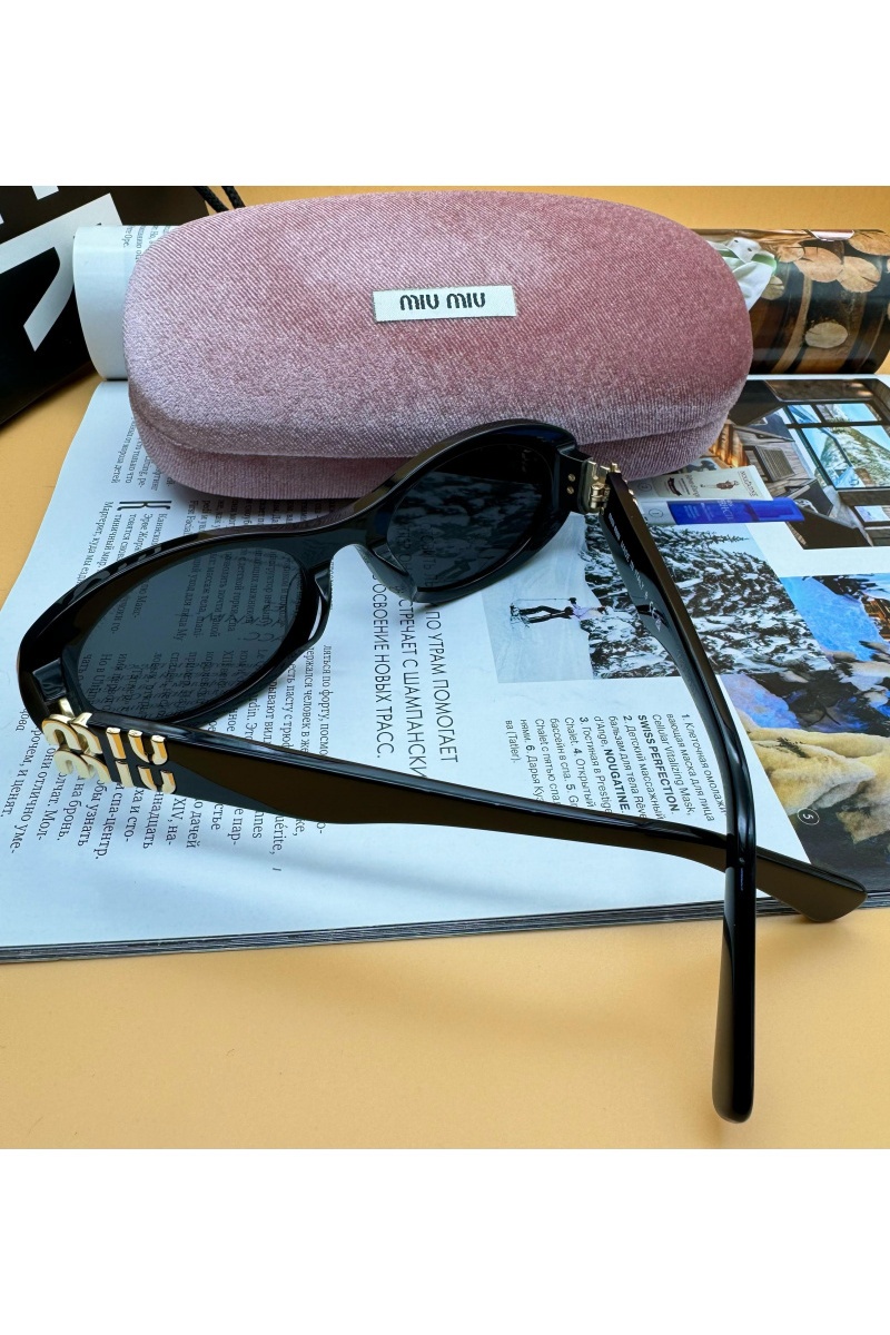 MIU MIU Женские солнцезащитные очки с чёрной оправой