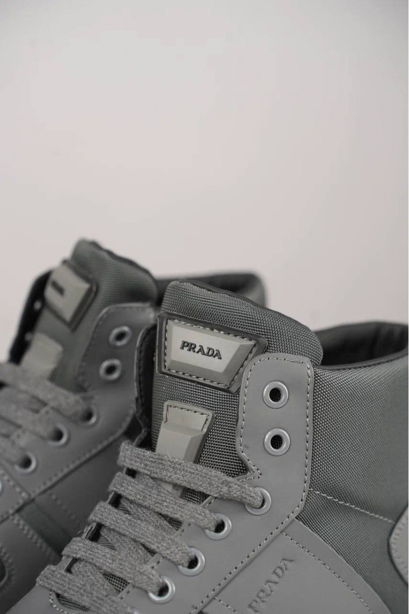 Prada Комбинированные кроссовки с мехом 