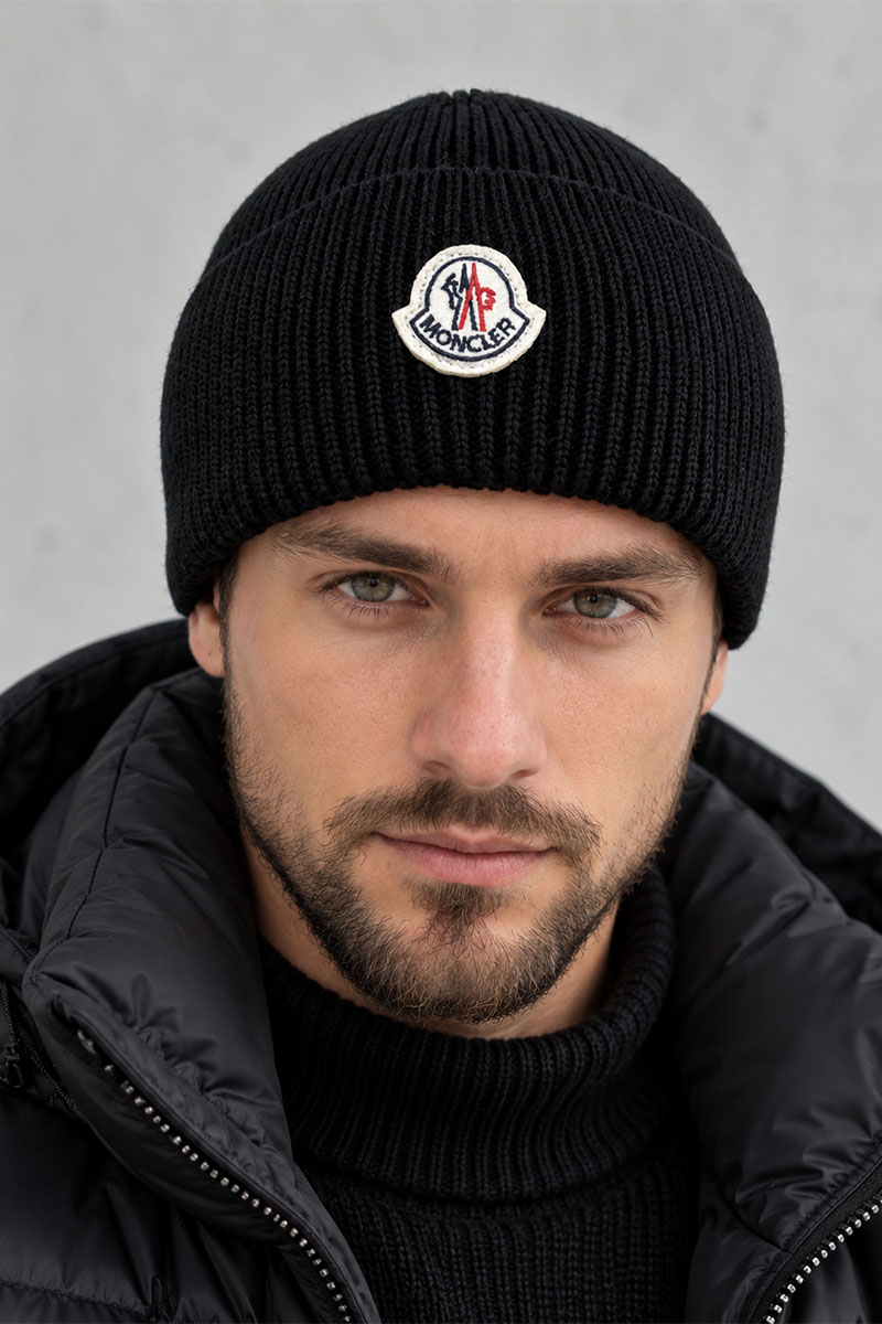Moncler Мужская шапка чёрного цвета logo-patch