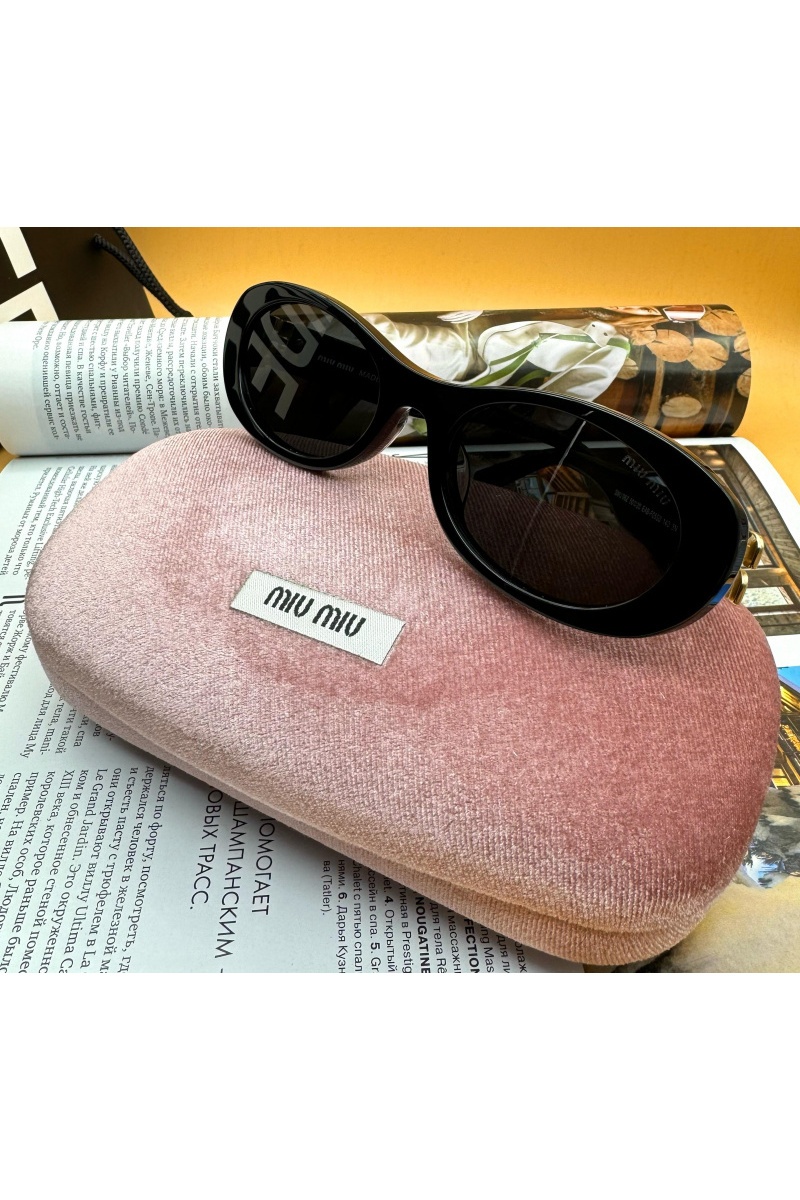 MIU MIU Женские солнцезащитные очки с чёрной оправой