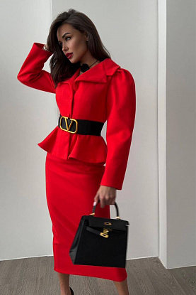 Женский костюм красного цвета 