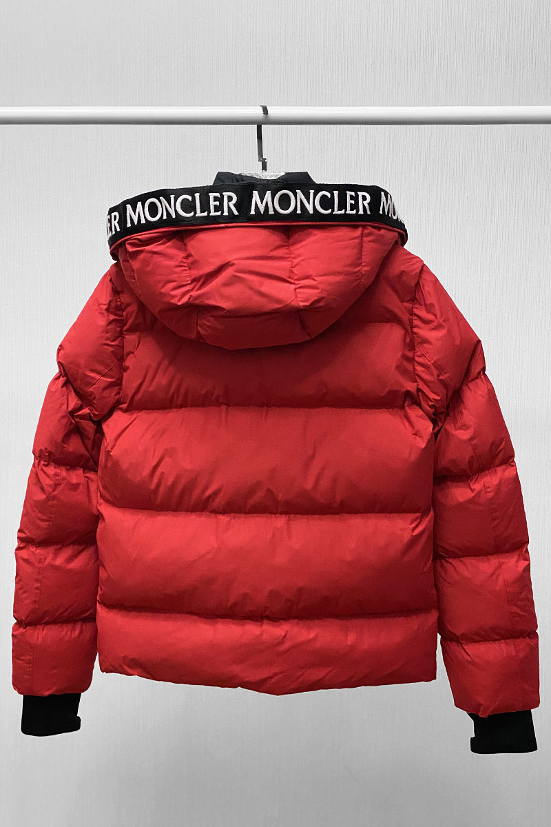 Moncler Утеплённый брендовый пуховик красного цвета