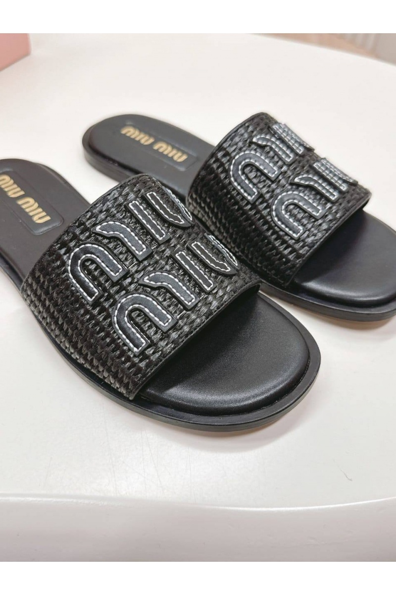 MIU MIU Женские шлёпанцы чёрного цвета