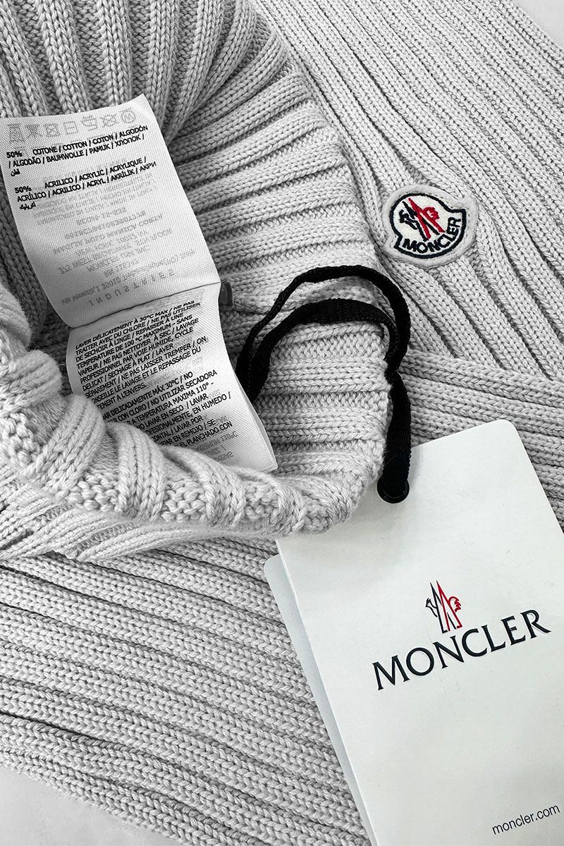Moncler Комплект из шапки и шарфа светло-серого цвета logo-patch