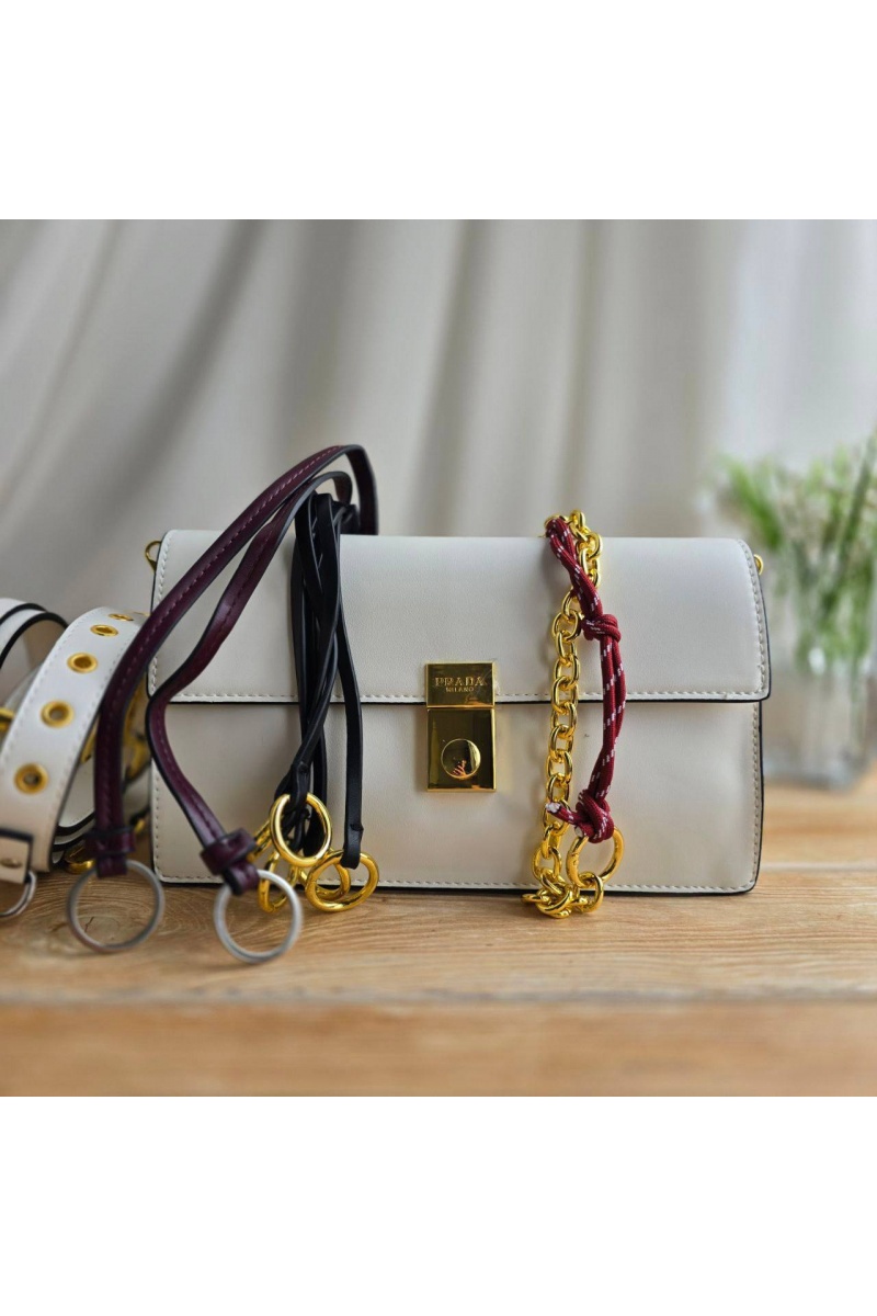 Prada Кожаная сумка Small Soft Sound 23x14 см