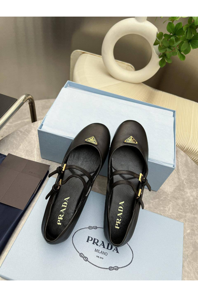 Prada Женские кожаные балетки Naplak чёрного цвета