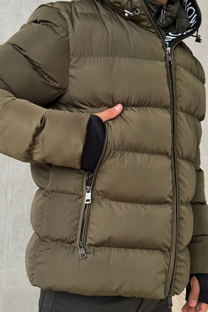 Moncler Утеплённая куртка оливкового цвета logo-patch