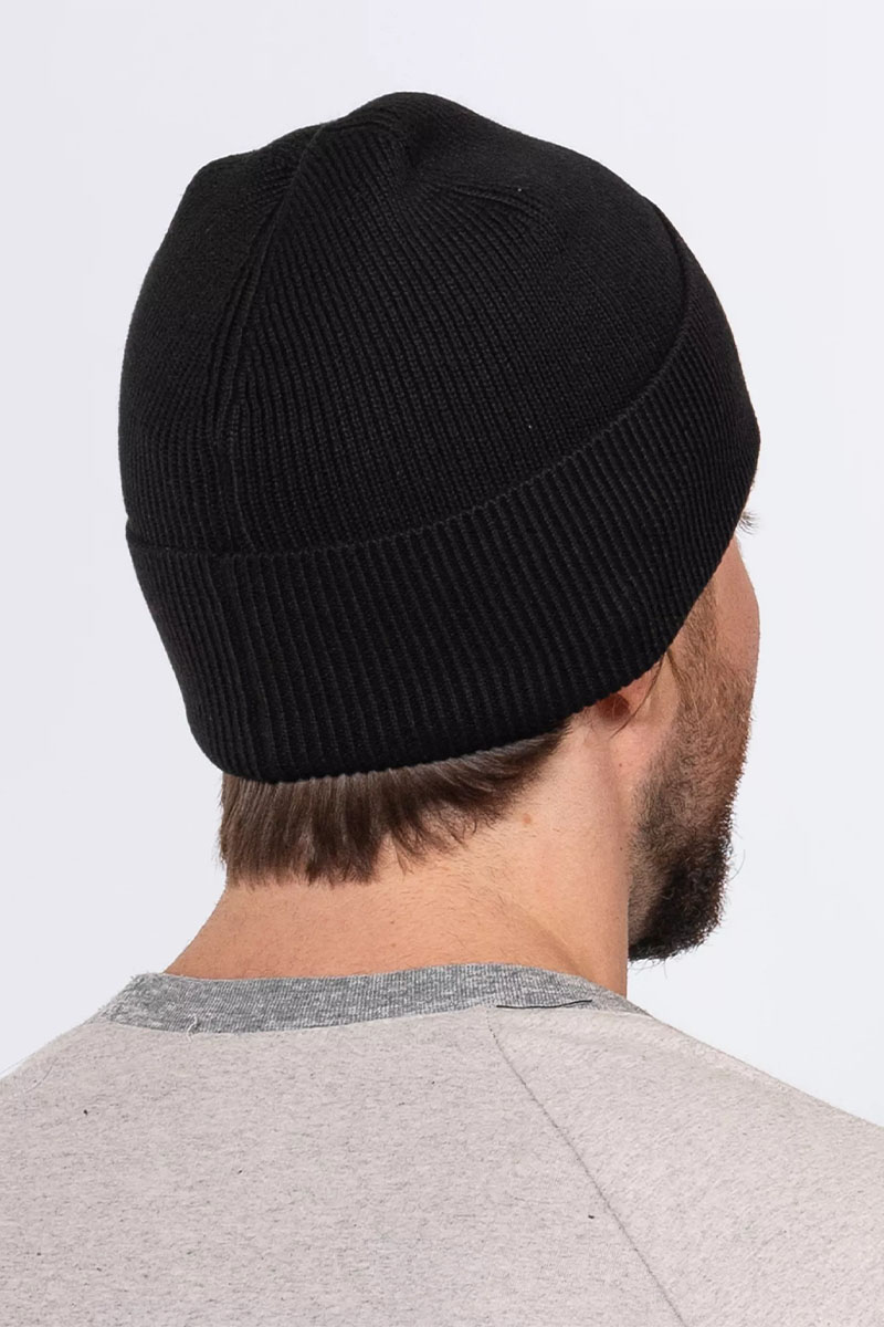 Emporio Armani EA7 Шапка чёрного цвета Mountain U Shield