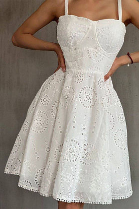 Женское кружевное платье белого цвета 