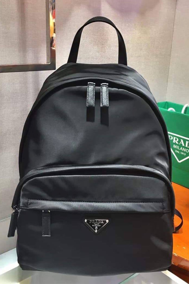 Prada Чёрный рюкзак Re-Nylon logo-plaque 40х29х17 см