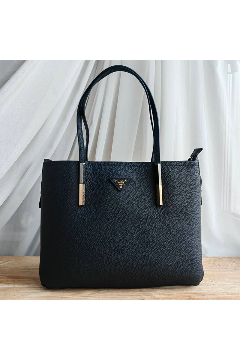 Prada Кожаная сумка чёрного цвета 36x25 см