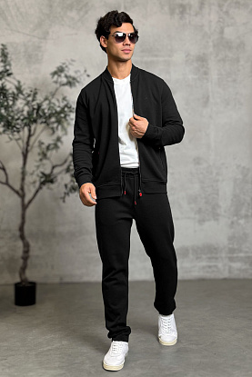 Спортивный костюм чёрного цвета