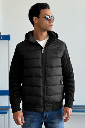 Чёрная куртка с вязаными рукавами