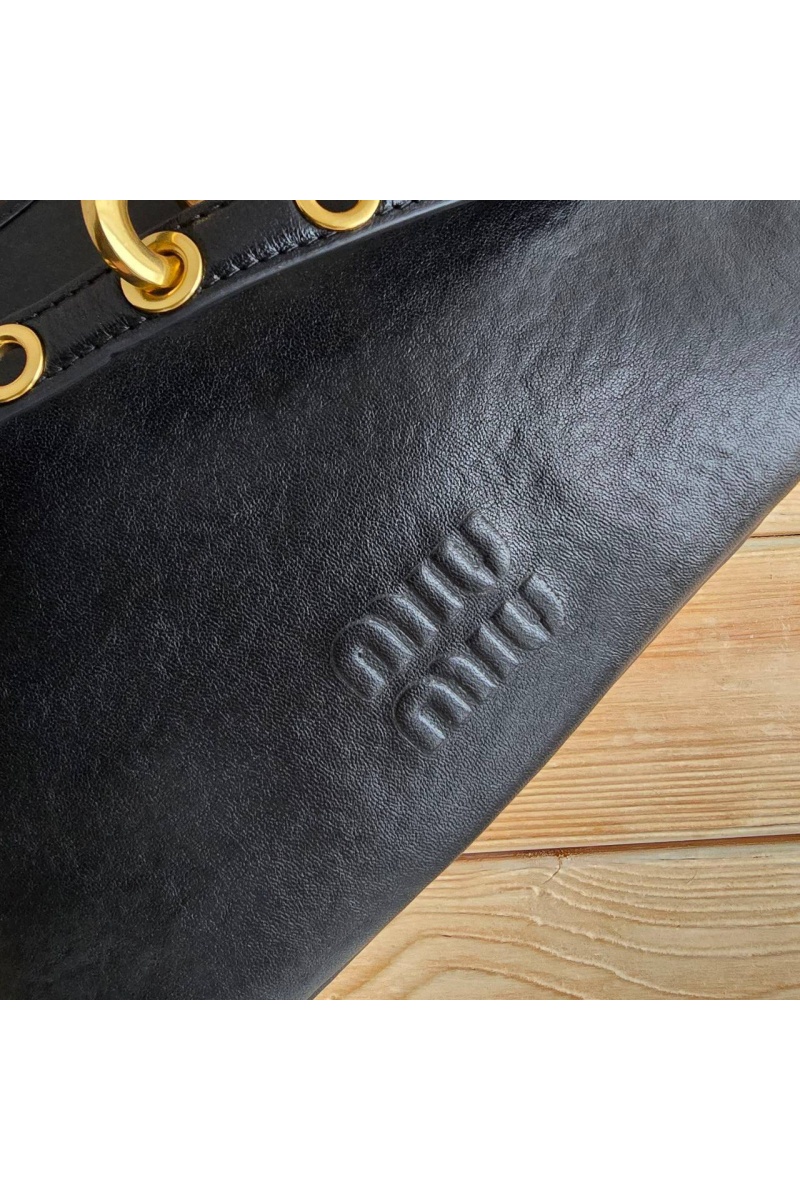 MIU MIU Кожаная сумка 32x18 см