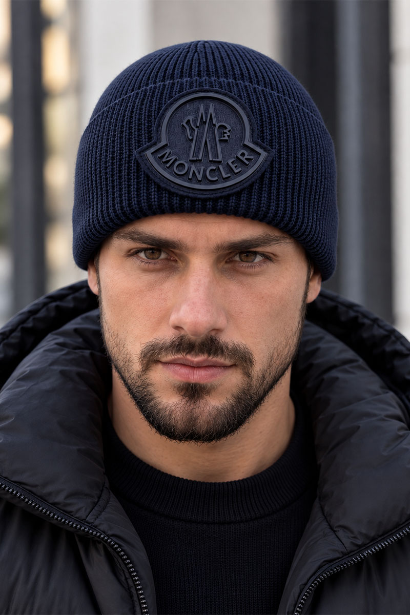 Moncler Мужская шапка тёмно-синего цвета logo-patch