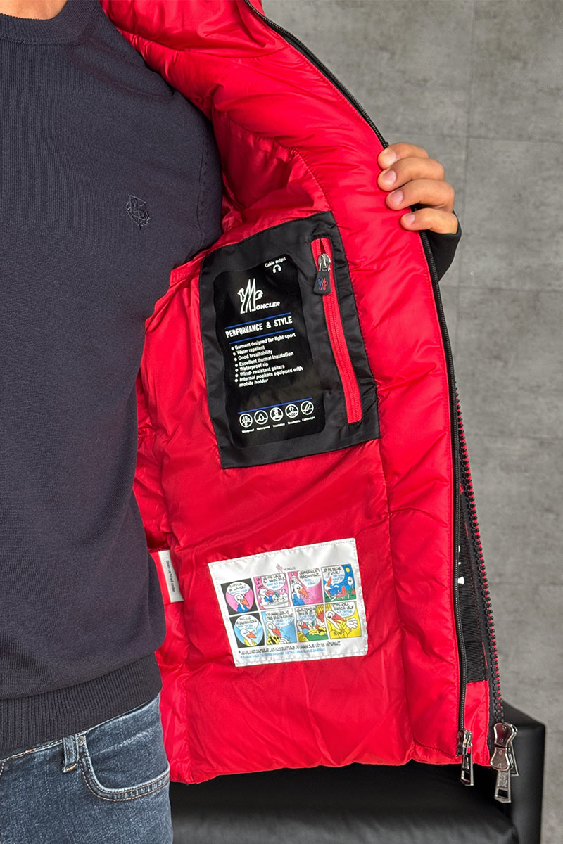 Moncler Утеплённая  куртка красного цвета logo-patch
