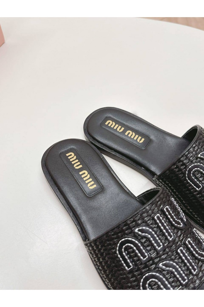 MIU MIU Женские шлёпанцы чёрного цвета