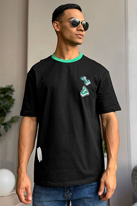 Брендовая оверсайз футболка чёрного цвета