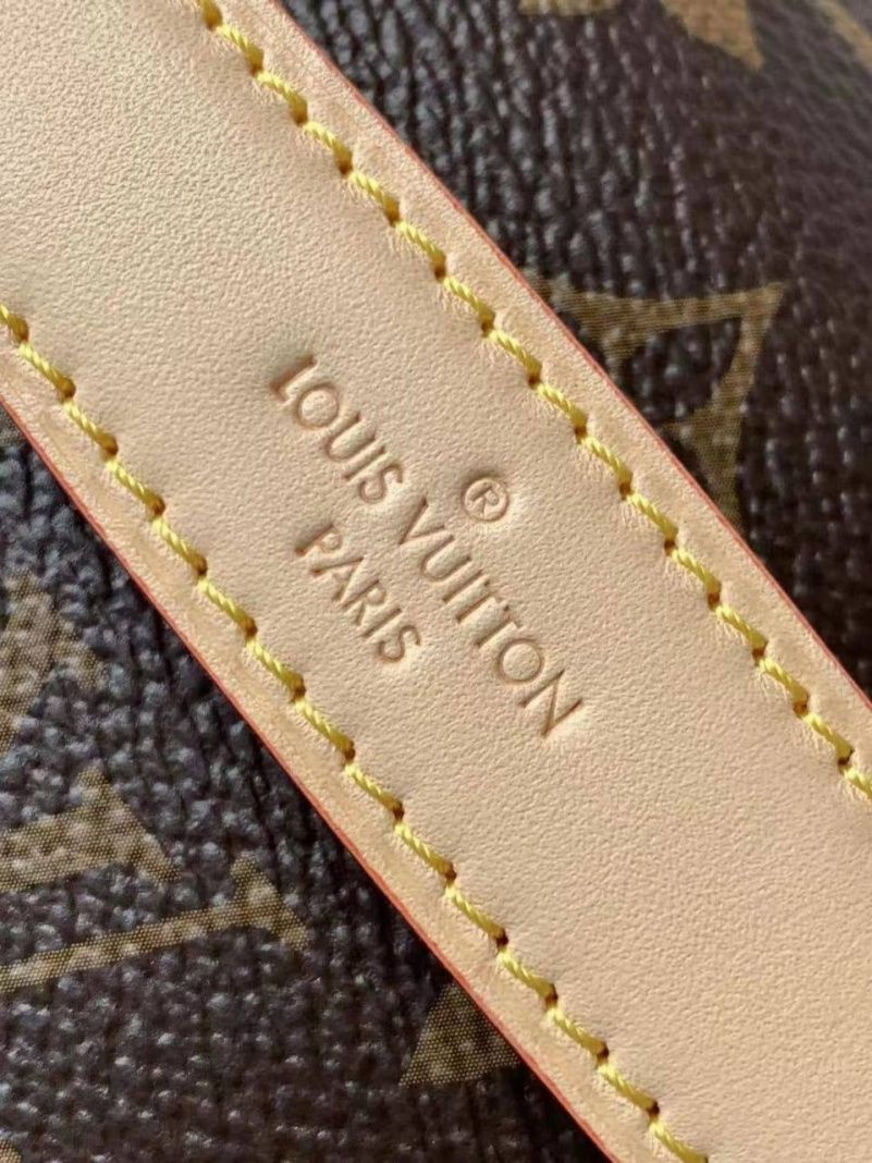 Lоuis Vuittоn Кожаная сумка на пояс Bumbag Monogram 35x17 см