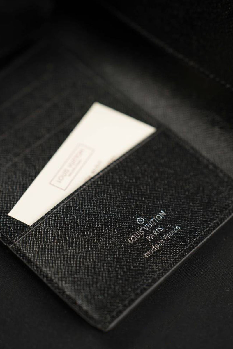 Lоuis Vuittоn Кожаная обложка на паспорт Monogram Eclipse 10х14 см