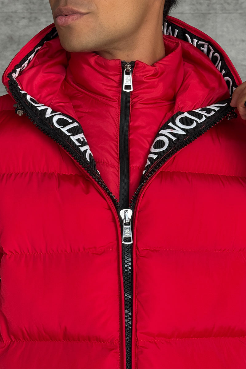 Moncler Утеплённая  куртка красного цвета logo-patch