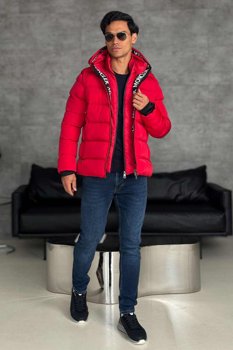 Moncler Утеплённая  куртка красного цвета logo-patch