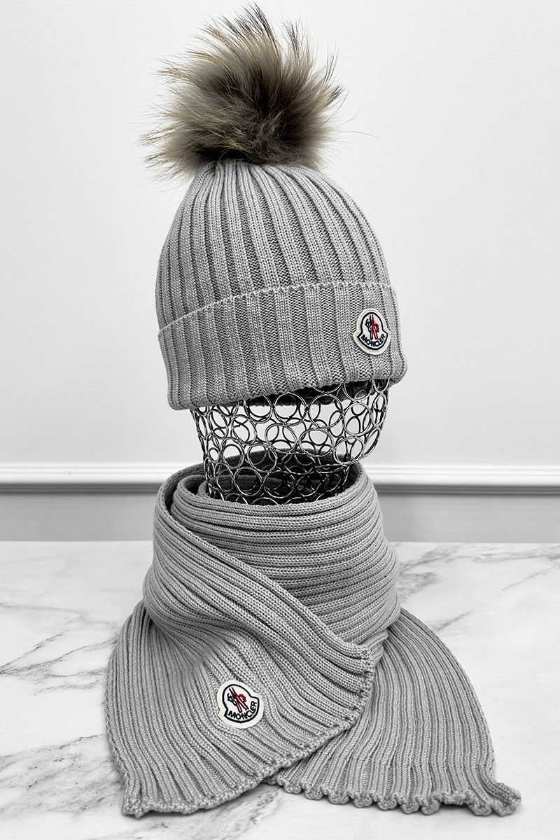 Moncler Комплект из шапки и шарфа серого цвета logo-patch