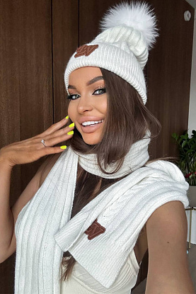 Комплект из шапки и шарфа белого цвета 