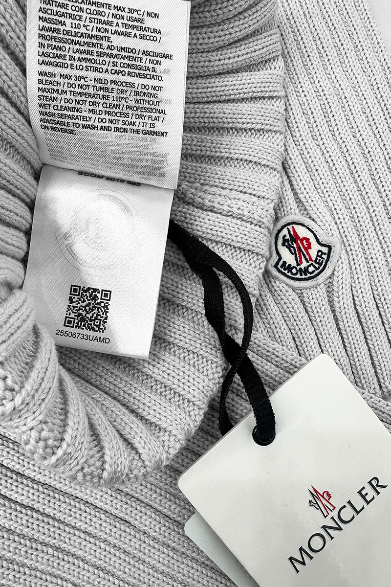 Moncler Комплект из шапки и шарфа светло-серого цвета logo-patch