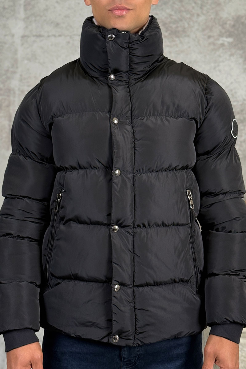 Moncler Куртка чёрного цвета logo-patch