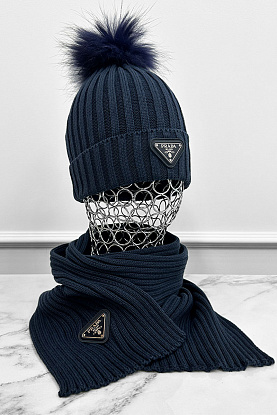Комплект из шапки и шарфа тёмно-синего цвета
