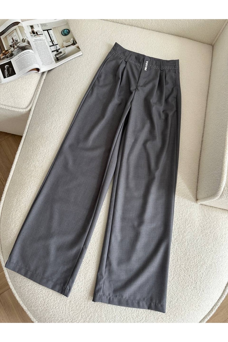 Prada Женские брюки серого цвета