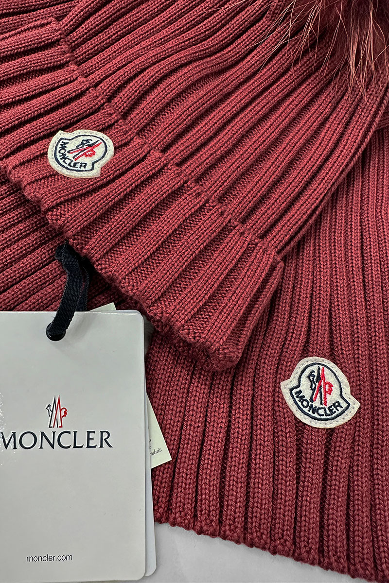 Moncler Комплект из шапки и шарфа бордового цвета logo-patch