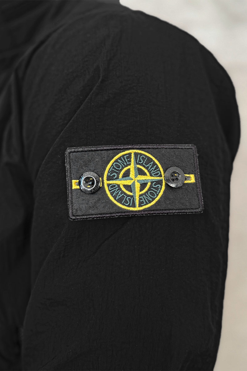 Stone Island Мужская чёрная куртка с патчем на плече