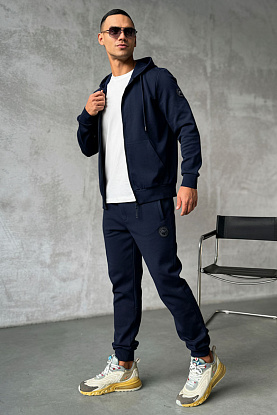 Мужской спортивный костюм тёмно-синего цвета