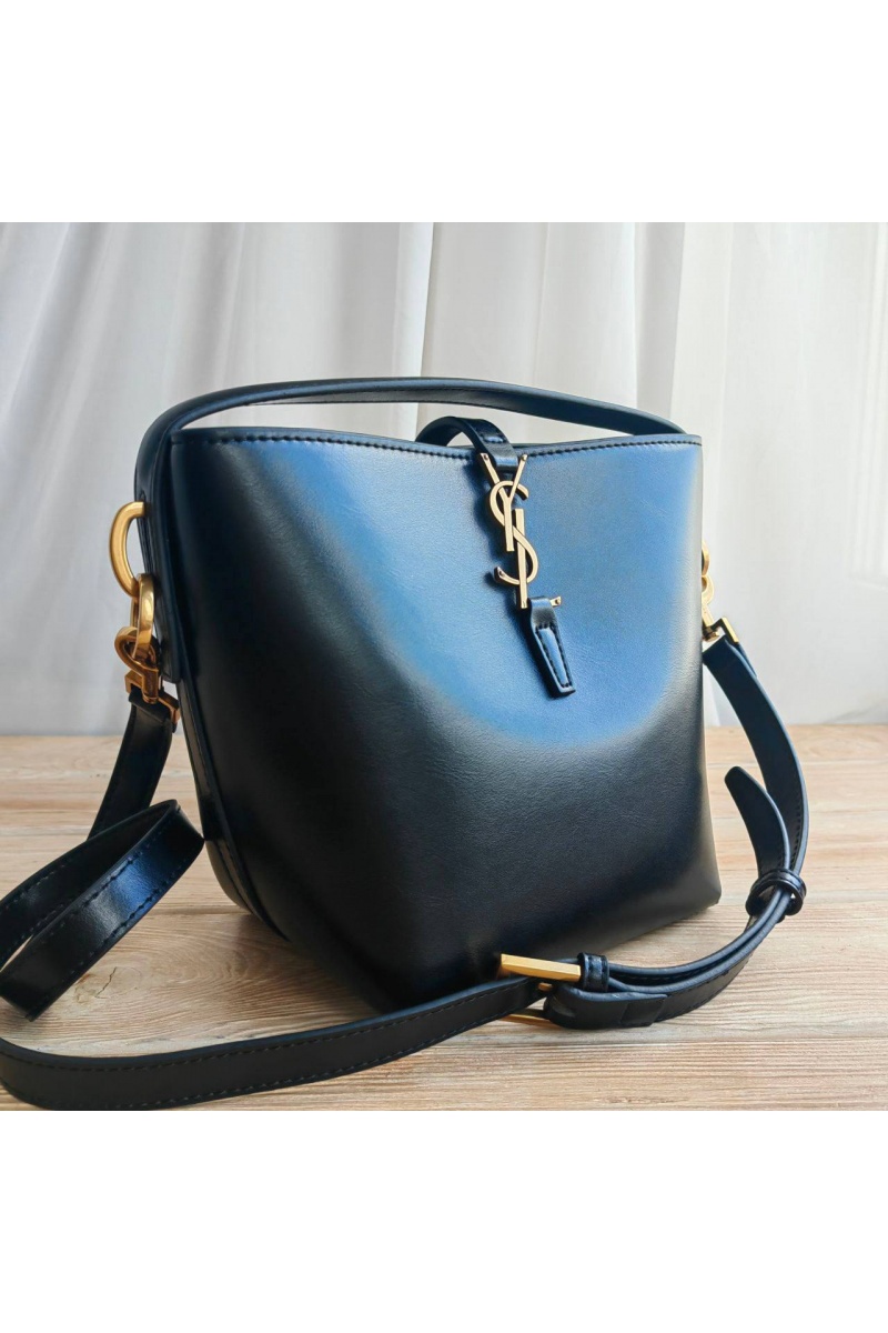 Yves Saint Laurent Кожаная сумка Le 37 bucket bag 20x25 см