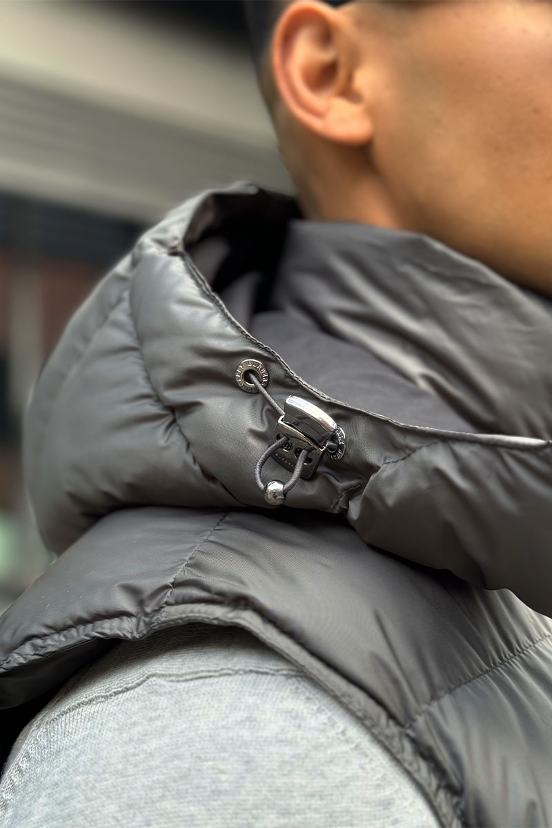 Burberry Жилет серого цвета London England logo-patch 