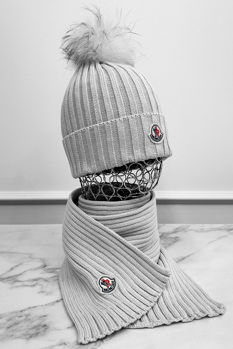 Moncler Комплект из шапки и шарфа светло-серого цвета logo-patch