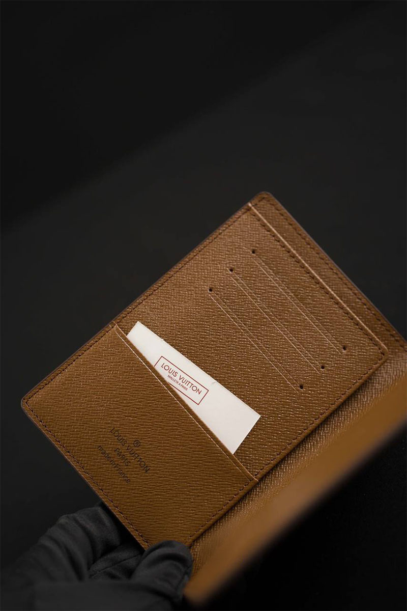 Lоuis Vuittоn Кожаная обложка на паспорт Monogram 10х14 см